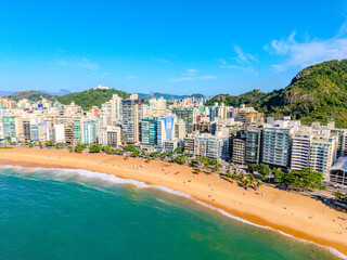 Imagem a&eacute;rea da praia da costa em Vila Velha com o morro do Moreno ao fundo durante um evento esportivo de nata&ccedil;&atilde;o. Esporte aqu&aacute;tico no litoral do Esp&iacute;rito Santo.