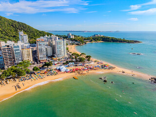 Imagem a&eacute;rea da praia da costa em Vila Velha com o morro do Moreno ao fundo durante um evento esportivo de nata&ccedil;&atilde;o. Esporte aqu&aacute;tico no litoral do Esp&iacute;rito Santo.