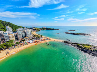 Imagem a&eacute;rea da praia da costa em Vila Velha com o morro do Moreno ao fundo durante um evento esportivo de nata&ccedil;&atilde;o. Esporte aqu&aacute;tico no litoral do Esp&iacute;rito Santo.