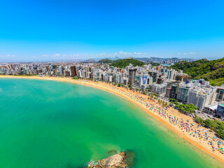 Imagem a&eacute;rea da praia da costa em Vila Velha com o morro do Moreno ao fundo durante um evento esportivo de nata&ccedil;&atilde;o. Esporte aqu&aacute;tico no litoral do Esp&iacute;rito Santo.