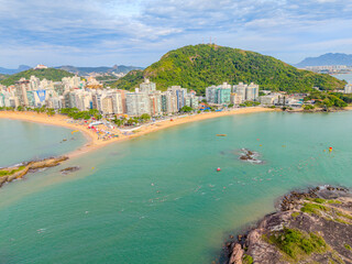 Imagem a&eacute;rea da praia da costa em Vila Velha com o morro do Moreno ao fundo durante um evento esportivo de nata&ccedil;&atilde;o. Esporte aqu&aacute;tico no litoral do Esp&iacute;rito Santo.