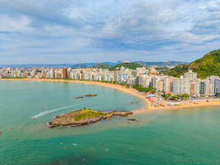 Imagem a&eacute;rea da praia da costa em Vila Velha com o morro do Moreno ao fundo durante um evento esportivo de nata&ccedil;&atilde;o. Esporte aqu&aacute;tico no litoral do Esp&iacute;rito Santo.