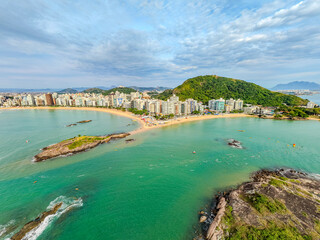 Imagem a&eacute;rea da praia da costa em Vila Velha com o morro do Moreno ao fundo durante um evento esportivo de nata&ccedil;&atilde;o. Esporte aqu&aacute;tico no litoral do Esp&iacute;rito Santo.