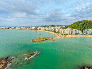Imagem a&eacute;rea da praia da costa em Vila Velha com o morro do Moreno ao fundo durante um evento esportivo de nata&ccedil;&atilde;o. Esporte aqu&aacute;tico no litoral do Esp&iacute;rito Santo.
