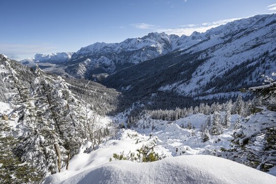 View over snow-covered side valley towards Reintal, snowy mountain landscape, ascent to L&auml;ngenfelderkopf, Wetterstein Mountains, Garmisch-Partenkirchen, Bavaria, Germany