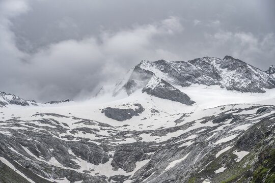 Glaciated mountain peak Dosso Largo with Schlegeiskees glacier, Berliner H&ouml;henweg, Zillertal Alps, Tyrol, Austria
