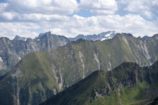 Lined up mountains, mountain peaks in the Zillertal Alps, Tyrol, Austria