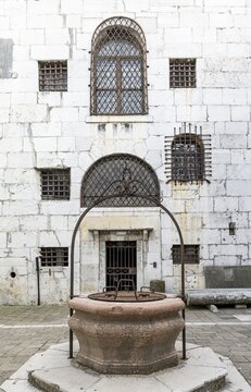Inner courtyard with fountain, prison, Doge's Palace, Venice, Veneto, Italy