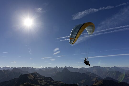 Paragliders on the Nebelhorn, mountains of the Allg&auml;u Alps in the background, backlight, Oberstdorf, Oberallg&auml;u, Bavaria, Germany