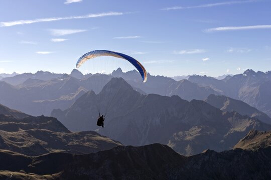 Paragliders on the Nebelhorn, behind mountains of the Allg&auml;u Alps, Oberstdorf, Oberallg&auml;u, Bavaria, Germany