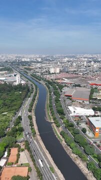 Vis&atilde;o a&eacute;rea da Marginal Tiet&ecirc; em S&atilde;o Paulo SP, um dos principais eixos vi&aacute;rios da cidade, mostrando tr&aacute;fego constante, infraestrutura urbana e a complexidade da mobilidade metropolitana.