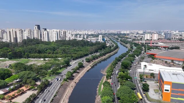 V&iacute;deo de drone da Marginal Tiet&ecirc; em S&atilde;o Paulo SP evidenciando tr&aacute;fego pesado, infraestrutura urbana e import&acirc;ncia do eixo vi&aacute;rio para a mobilidade regional.