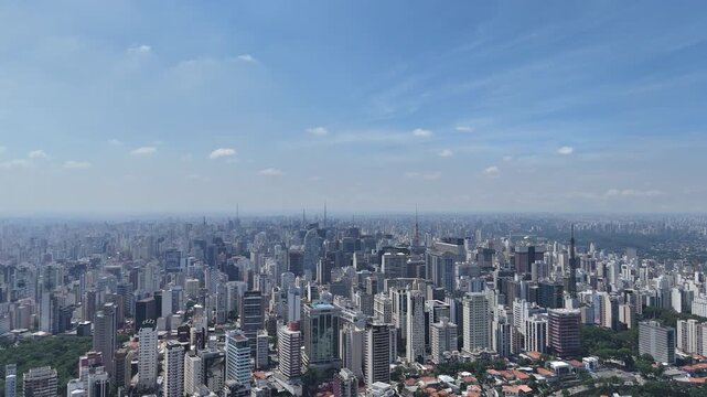Vis&atilde;o a&eacute;rea de pr&eacute;dios no centro urbano de S&atilde;o Paulo destaca a intensa verticaliza&ccedil;&atilde;o, densidade urbana e a paisagem da maior metr&oacute;pole brasileira.