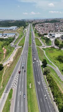 Rodovia Ayrton Senna em S&atilde;o Paulo com m&uacute;ltiplas pistas e tr&aacute;fego constante, representando eixo estrat&eacute;gico de transporte, mobilidade regional e integra&ccedil;&atilde;o log&iacute;stica.