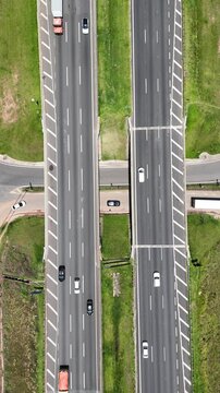 Vista a&eacute;rea de rodovia com tr&aacute;fego constante, destacando a circula&ccedil;&atilde;o de ve&iacute;culos, a log&iacute;stica e a mobilidade entre &aacute;reas urbanas.