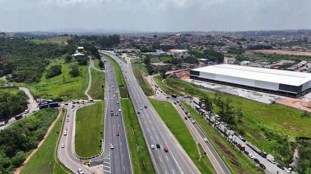 Vis&atilde;o drone 4k a&eacute;rea destaca a Rodovia Ayrton Senna como corredor estrat&eacute;gico de transporte.