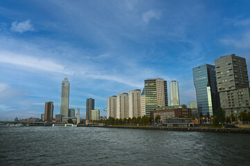 Obraz premium Rotterdam, Willemsbrug, Willemswerf, Hochhausblöcke an der Boompjes