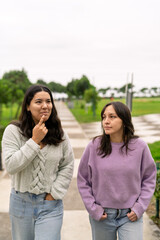 Obraz premium Two young women friends walking and reflecting