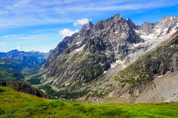 Fototapeta premium The Mont Blanc massif at the border of France, Italy, and Switzerland, showcasing Europe’s highest alpine landscape.