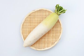 大根 盆ざる 白背景