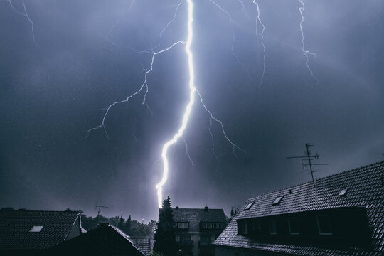 Blitzschlag w&auml;hrend Gewitter &ndash; Symbol f&uuml;r Naturph&auml;nomene, Wetter und Sturm