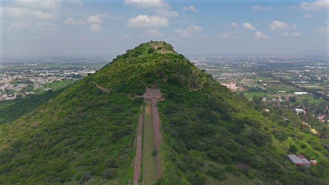 Zona Arqueol&oacute;gica de Tetzcotzinco, Ba&ntilde;os de Nezahualc&oacute;yotl, Texcoco, Estado de M&eacute;xico. Fue un jard&iacute;n real, observatorio astron&oacute;mico y centro ceremonial construido por Nezahualc&oacute;yotl, poeta y tlatoani.
