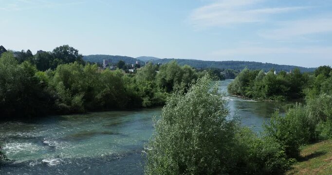 Rheinfelder Wasserkraftwerk - Umgehungskanal des ehemaligen Wasserkraftwerks zur Regelung des Schutzes von Fauna und Flora entlang des deutschen Ufers
