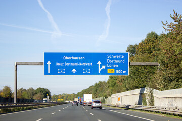 Autobahntafel auf A2, Ausfahrt Schwerte, Dortmund und L&uuml;nen in Richtung Oberhausen,