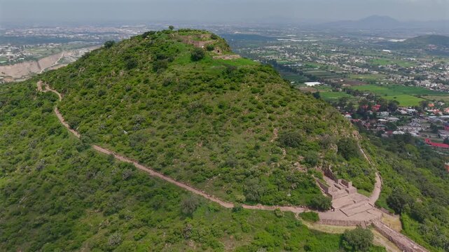 Zona Arqueol&oacute;gica de Tetzcotzinco, Ba&ntilde;os de Nezahualc&oacute;yotl, Texcoco, Estado de M&eacute;xico. Fue un jard&iacute;n real, observatorio astron&oacute;mico y centro ceremonial construido por Nezahualc&oacute;yotl, poeta y tlatoani.