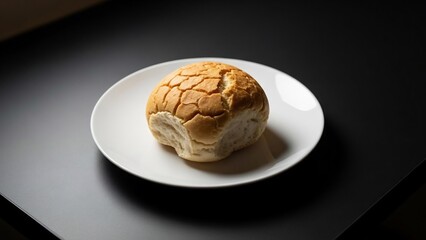 白パンが皿に置かれる