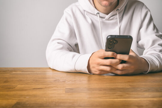 Junge Person mit Smartphone &ndash; Symbol f&uuml;r Kommunikation, soziale Medien und moderne Technologie