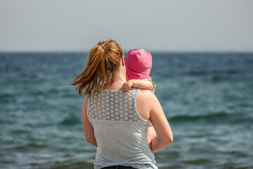 Mutter und Tochter am Meer