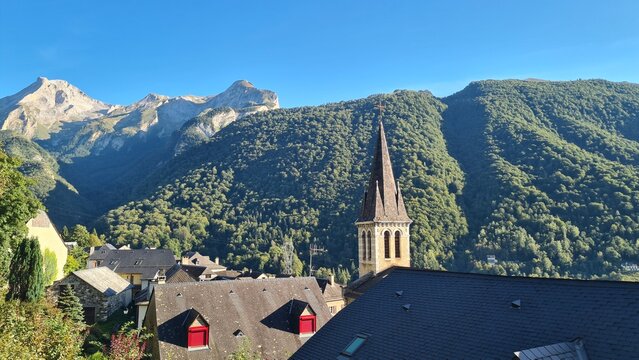 Le beau village b&eacute;arnais d'Aas avec le Pic de Ger en arri&egrave;re-plan