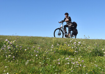 Radfahren auf einem Deich auf der Halbinsel Dar&szlig; 