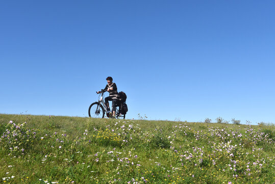 Radfahren auf einem Deich auf der Halbinsel Dar&szlig; 