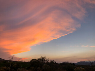 Obraz premium Dramatic sunset cloudscape with orange and pink sky over natural horizon