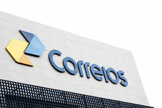 Correios - Brasil. Fachada de um edif&iacute;cio com a logo da empresa  p&uacute;blica brasileira Correios - Empresa Brasileira de Correios e Tel&eacute;grafos (ECT). 20 de Dezembro, Bras&iacute;lia, Distrito Federal - Brasil. 