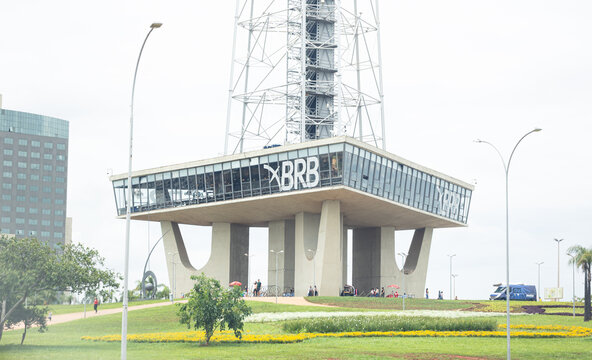 Torre de TV de Bras&iacute;lia. Famosa torre de televis&atilde;o anal&oacute;gica na capital do Brasil. Logo do banco BRB aparecendo na torre de Tv. 20 de Dezembro de 2025, Bras&iacute;lia, Distrito Federal - Brasil.
