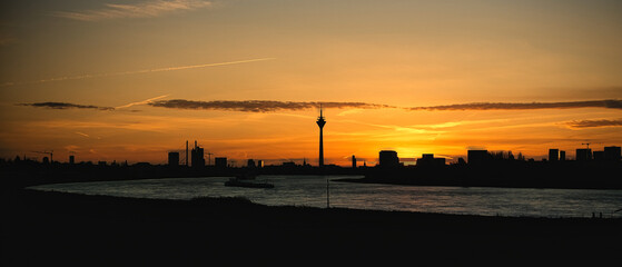 Gute Morgen - Sonnenaufgang mit der Skyline von Düsseldorf © festfotodesign