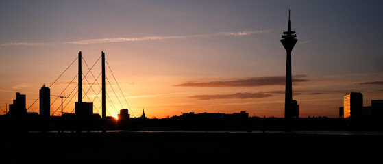 Gute Morgen - Sonnenaufgang mit der Skyline von D&uuml;sseldorf