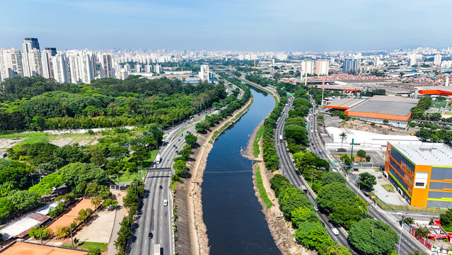 Vis&atilde;o a&eacute;rea da Marginal Tiet&ecirc; revela importante corredor vi&aacute;rio de S&atilde;o Paulo, acompanhando o rio e conectando diferentes regi&otilde;es da cidade.
