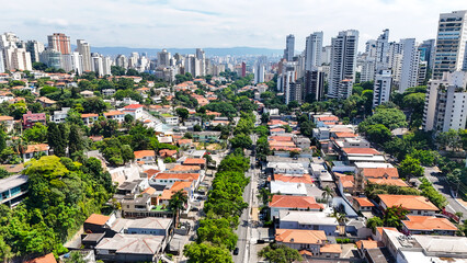 Imagem a&eacute;rea do bairro Pacaembu um bairro residencial com casas, &aacute;reas verdes e ocupa&ccedil;&atilde;o urbana organizada na cidade de S&atilde;o Paulo.