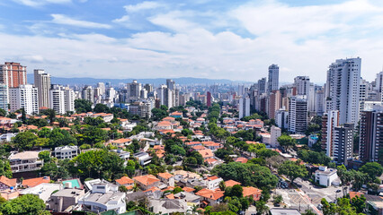 Vista a&eacute;rea do bairro do Pacaembu com casas e vegeta&ccedil;&atilde;o revela um dos bairros mais tradicionais e arborizados da capital paulista.