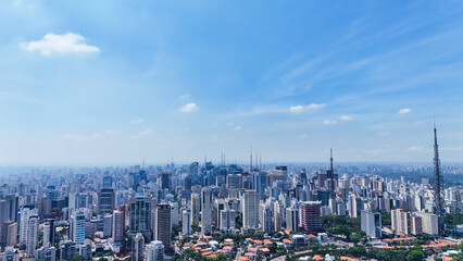Vista a&eacute;rea de pr&eacute;dios no centro da capital paulista evidencia a verticaliza&ccedil;&atilde;o, o adensamento urbano e a paisagem caracter&iacute;stica de S&atilde;o Paulo.