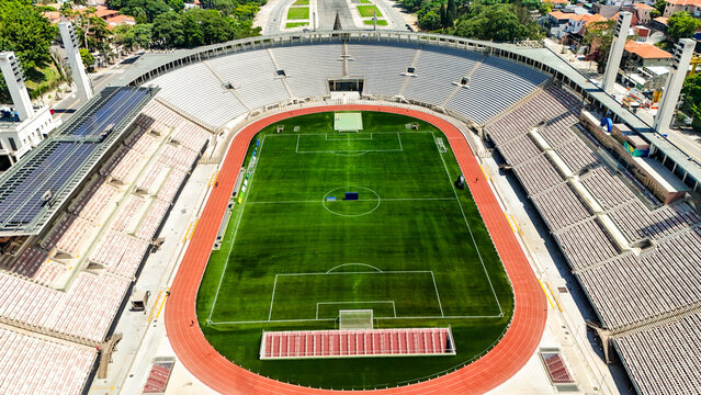 Vis&atilde;o a&eacute;rea do Est&aacute;dio do Pacaembu, Arena Mercado Livre, destaca o campo de futebol, arquibancadas hist&oacute;ricas e a integra&ccedil;&atilde;o do est&aacute;dio com o bairro, &aacute;reas verdes. S&atilde;o Paulo SP 29 dez 25