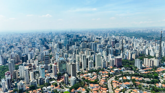 Vista a&eacute;rea de pr&eacute;dios em regi&atilde;o densamente urbanizada, mostrando a verticaliza&ccedil;&atilde;o, a malha urbana e a complexidade estrutural de uma grande cidade.
