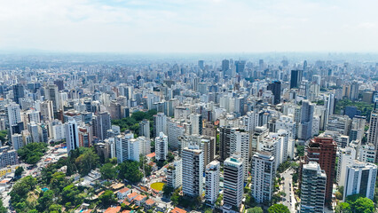 Vis&atilde;o a&eacute;rea de pr&eacute;dios no centro urbano de S&atilde;o Paulo destaca a verticaliza&ccedil;&atilde;o, a densidade construtiva e a for&ccedil;a econ&ocirc;mica da maior metr&oacute;pole do Brasil.