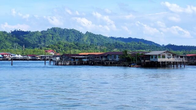 Kampong Ayer is a historic settlement in Bandar Seri Begawan, the capital of Brunei. A village on the water. Kampung Air. Traditional stilt houses built on the Brunei River. 4К