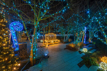 Świąteczna iluminacja na tarasie widokowym Varso Tower w Warszawie nocą.