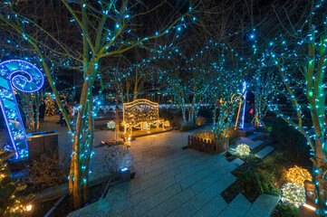 Świąteczna iluminacja na tarasie widokowym Varso Tower w Warszawie nocą.